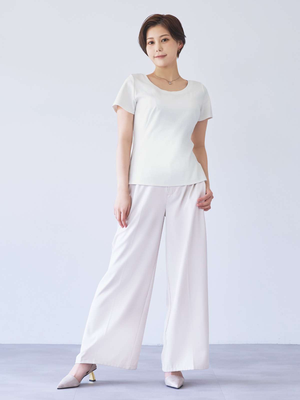 ベーシックラウンドネックTシャツ：ホワイト│胸が大きな女性のための 