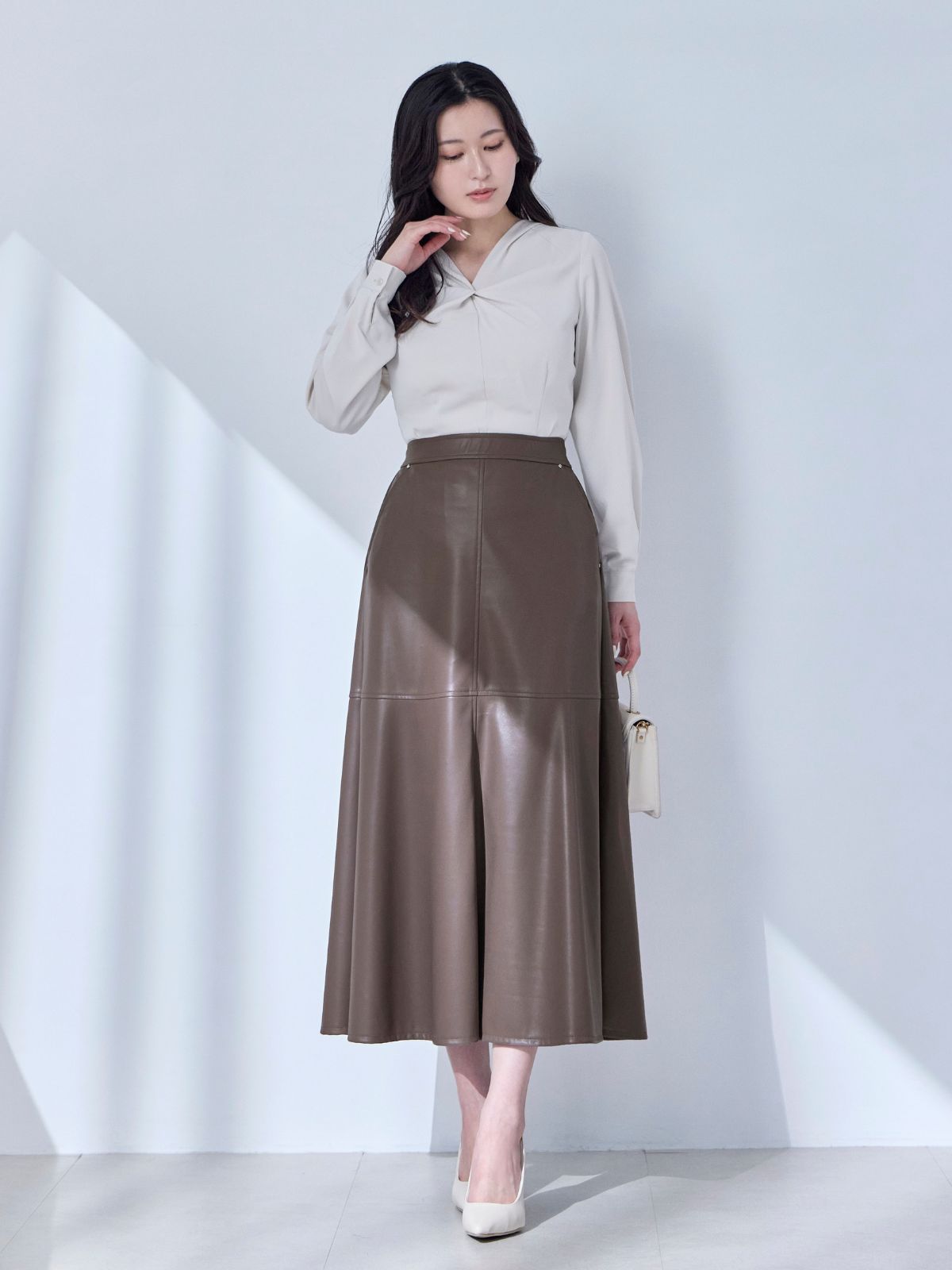 【完売品/未使用】overE フロントツイストブラウス　96 エクリュ フロントツイストブラウス：エクリュ│胸が大きな女性のための
