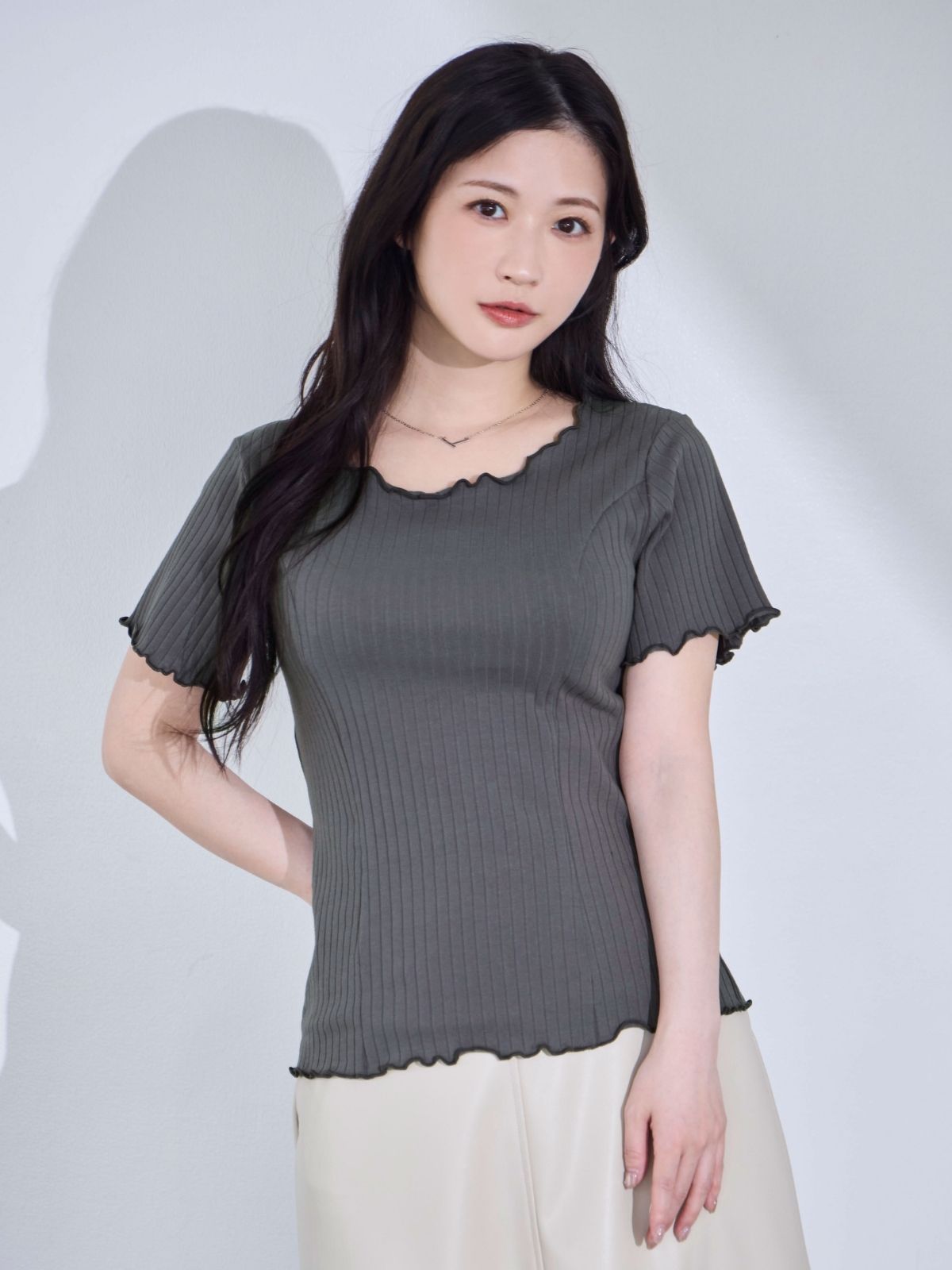 ひろこオーダーページ メローワイドテレコパネルカットソー：チャコール│胸が大きな