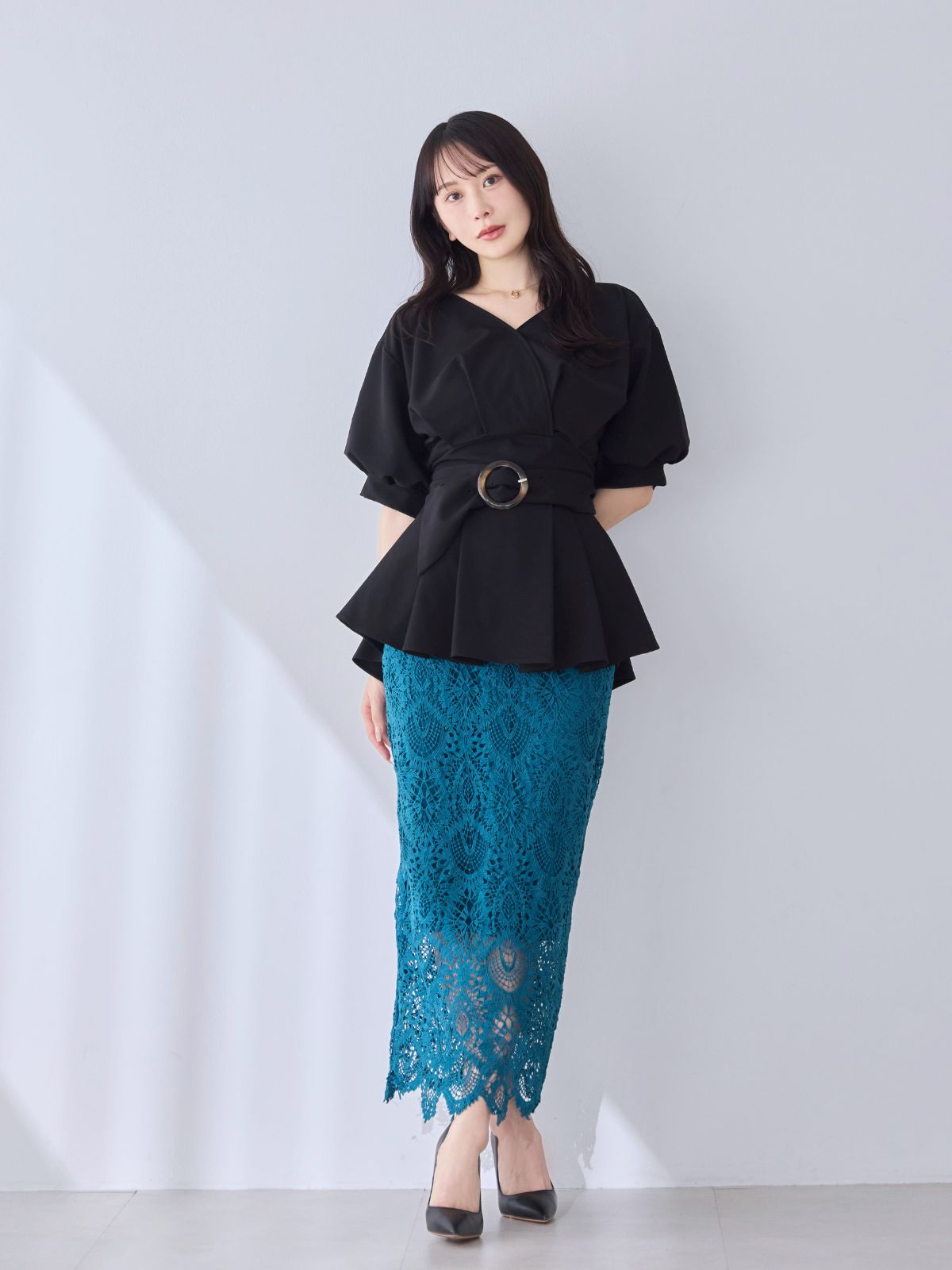 ウエストベルト付きカシュクールブラウス 25SS：ブラック│胸が