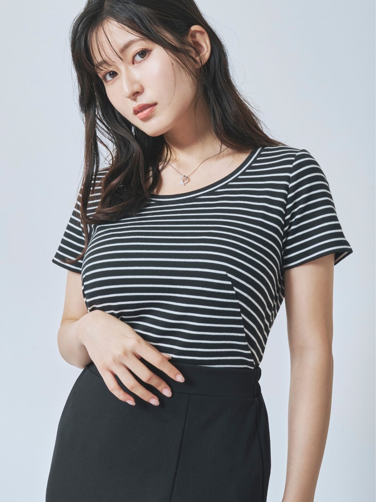 overE ベーシックラウンドネックＴシャツ 25SS GLOW red 96 ベーシックラウンドネックTシャツ 25SS：レッド│胸が大きな