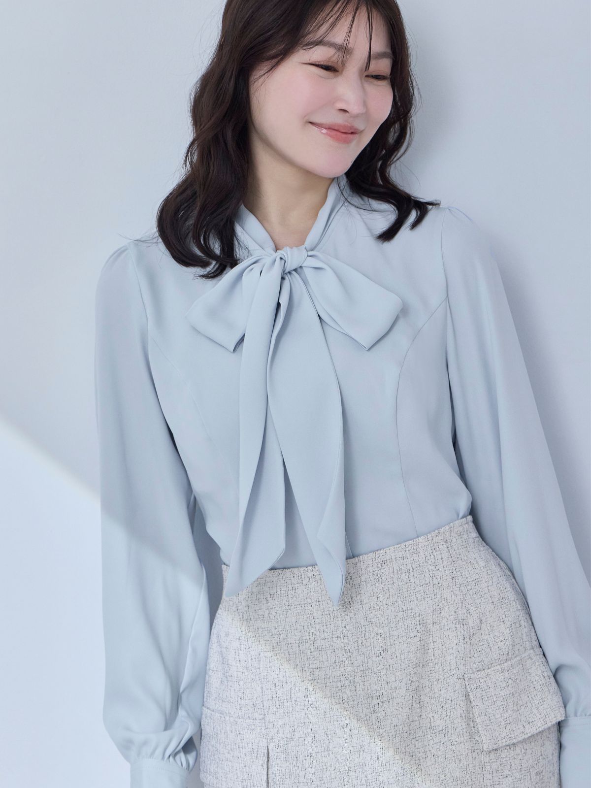 透けづらいフレンチボウタイブラウス：パウダーブルー│胸が大きな女性