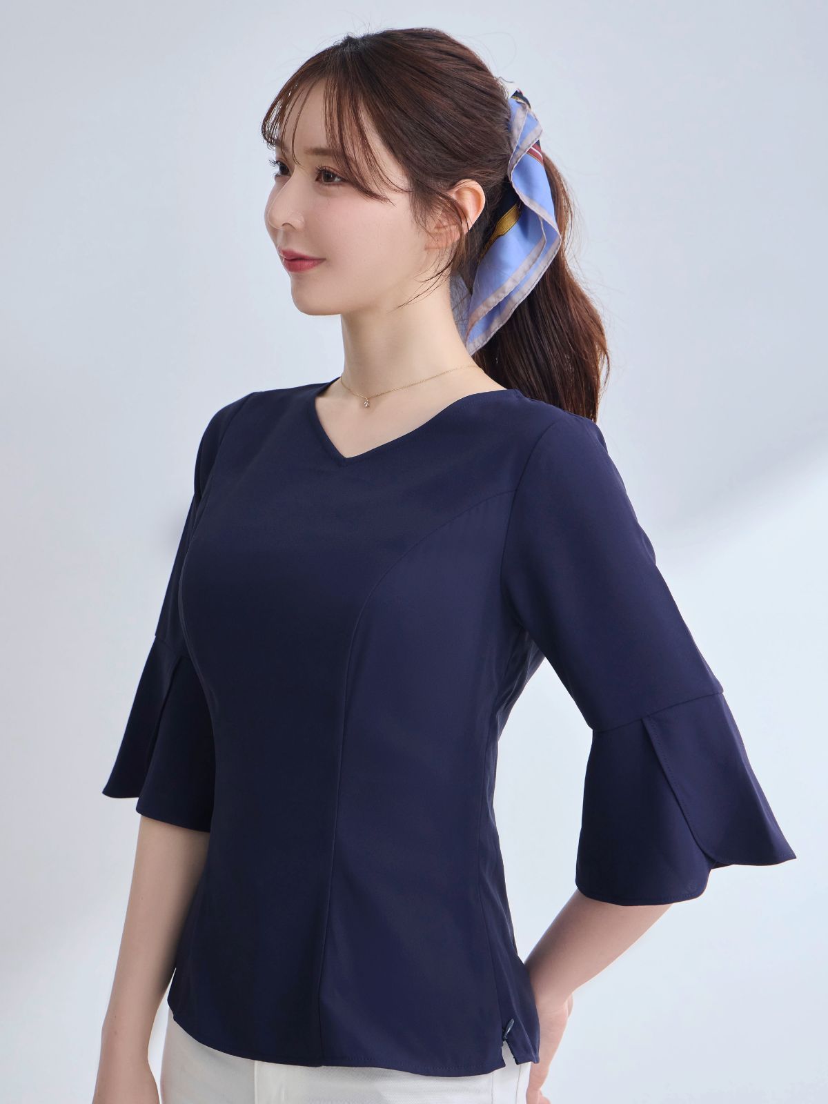 透けづらいストレッチフラワーブラウス：ネイビー│胸が大きな女性の