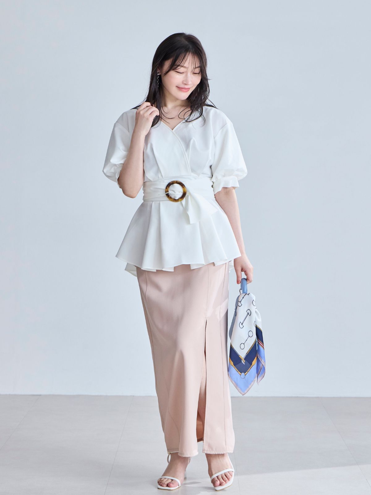 【美品】ウエストベルト付きカシュクールブラウス 26SS：ミルクイエロー ウエストベルト付きカシュクールブラウス 26SS：ホワイト│胸が大きな