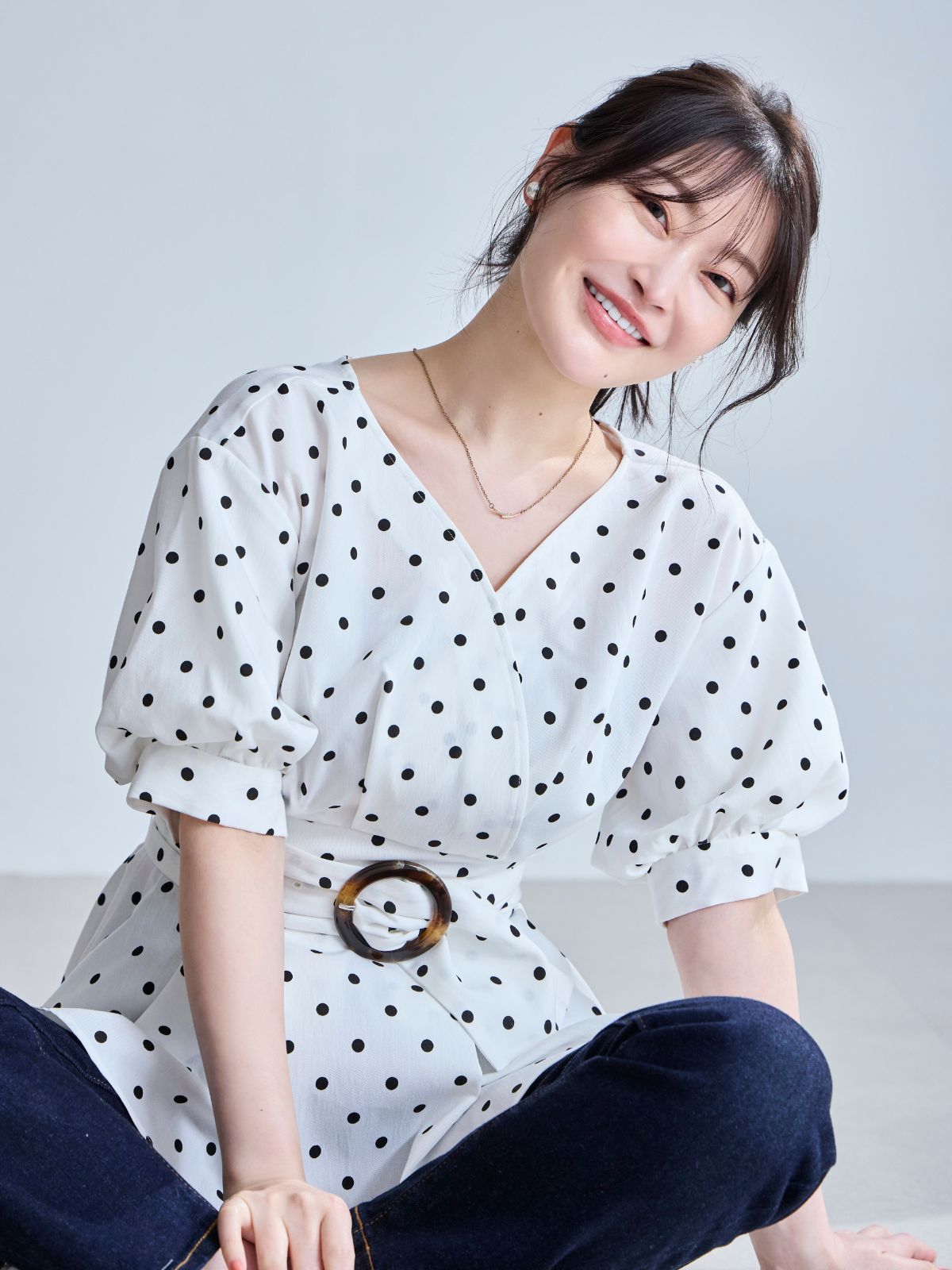 ウエストベルト付きカシュクールブラウス 26SS：ホワイトドット│胸が