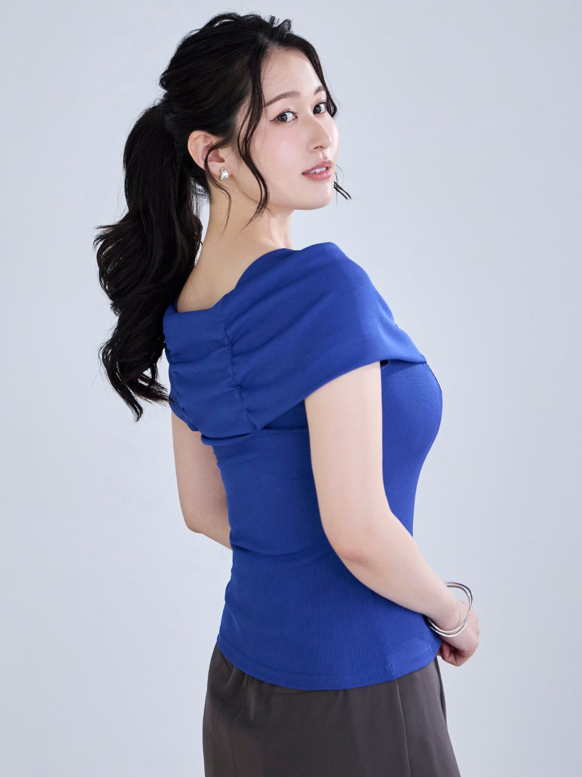 over E オフショルライクパネルカットソー：ロイヤルブルー オフショルライクパネルカットソー：ロイヤルブルー│胸が大きな女性の