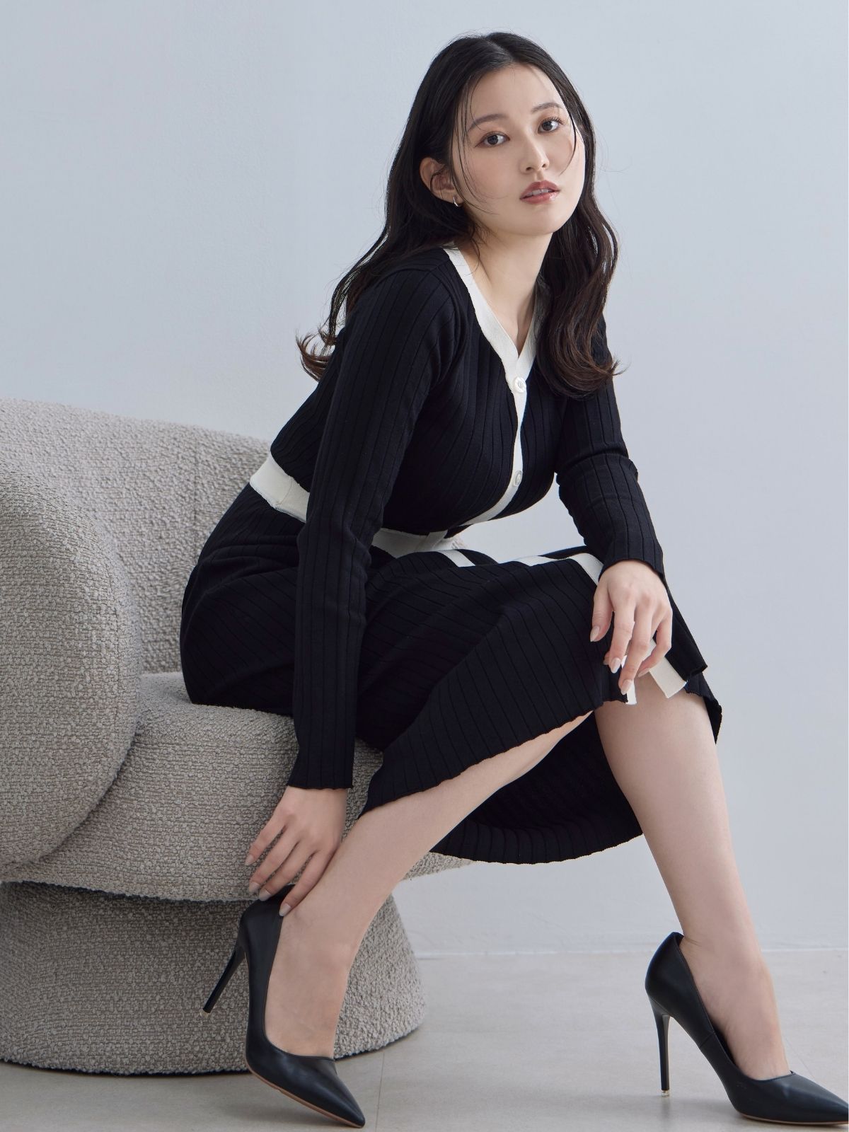 新品未使用overE タイト風フロントボタンリブニットワンピースバイカラー102 タイト風ワイドリブニットワンピース：ブラックバイカラー│胸が大きな