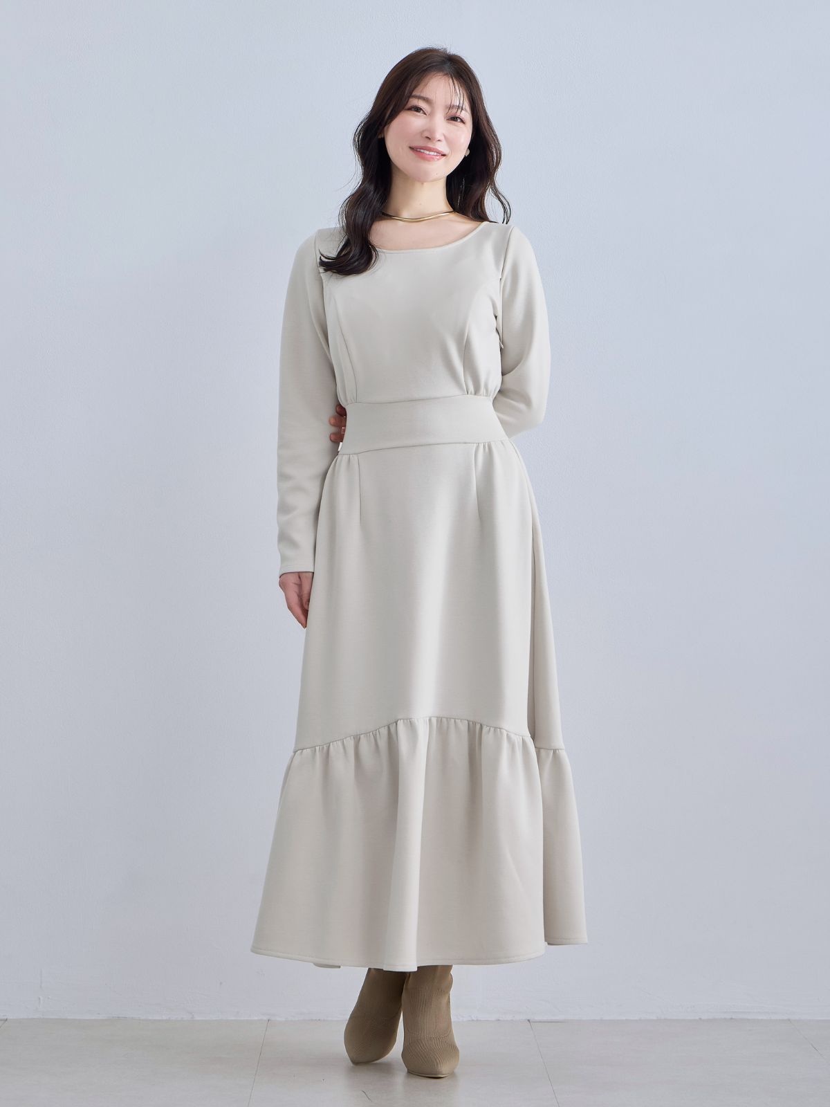 over E 裏起毛プルオーバーティアードワンピース：エクリュ 裏起毛プルオーバーティアードワンピース：エクリュ│胸が大きな女性の