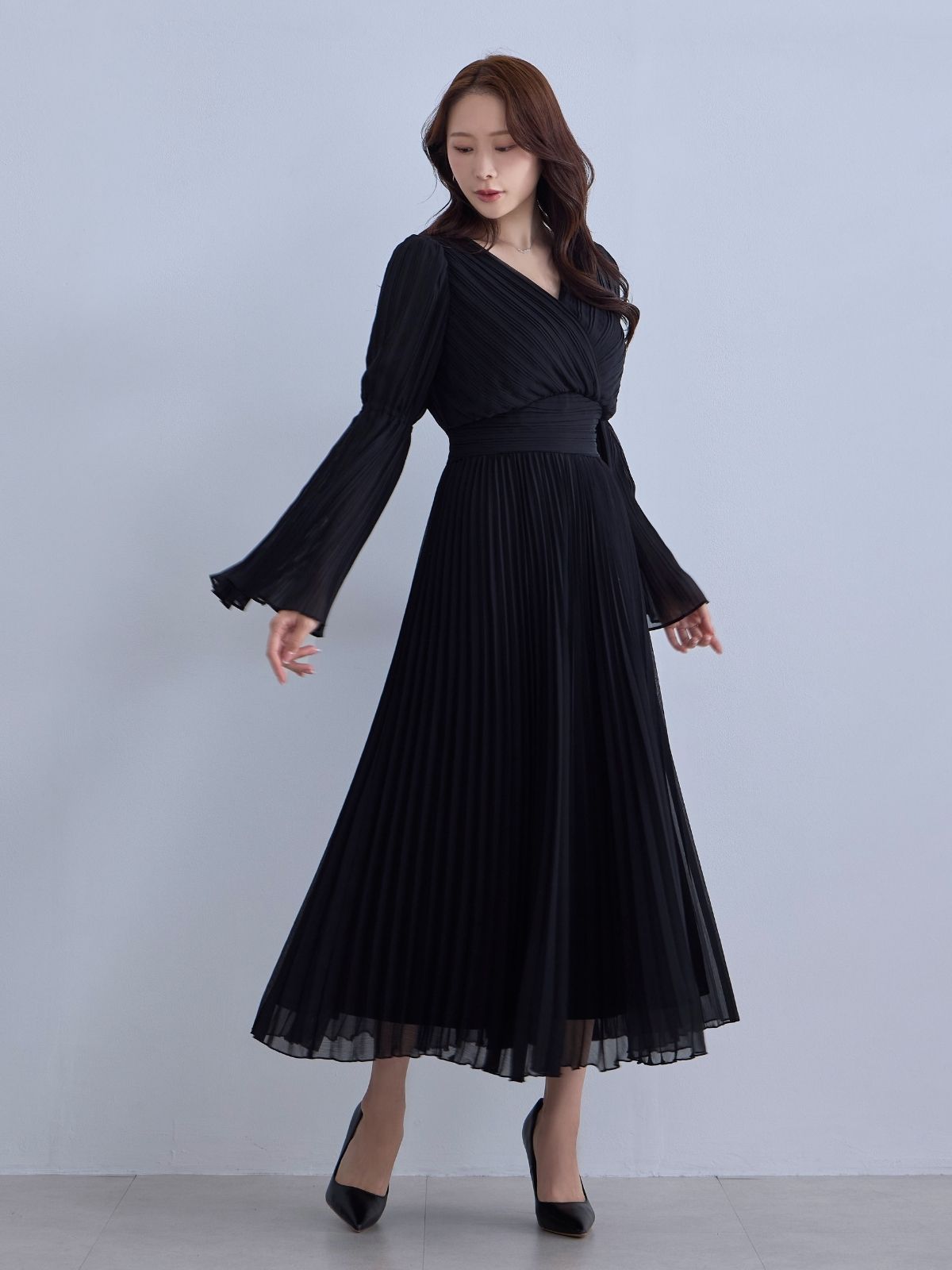 overE’s HOLIDAY ベルスリーブプリーツドレス：ブラック 96サイズ overE's HOLIDAY ベルスリーブプリーツドレス：ブラック│胸が大きな