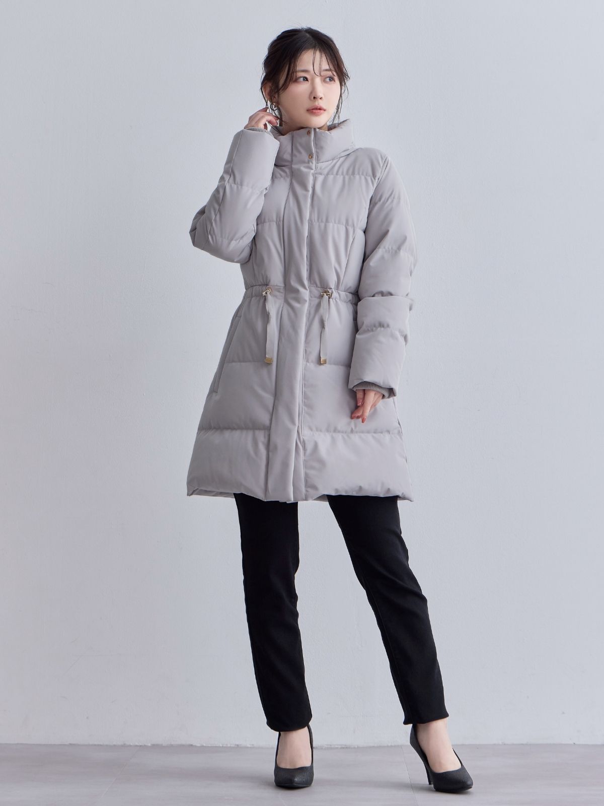 【お値下げ】Theory ライトグレー ダウンジャケット Mサイズ ウエストマークストレッチダウンコート：ライトグレー│胸が大きな女性