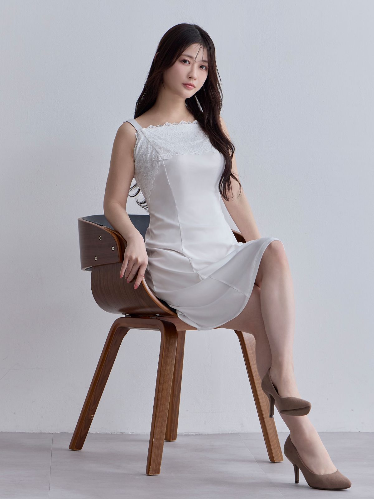 ブラ紐とまるレースキャミソールスリップ：ホワイト│胸が大きな女性の