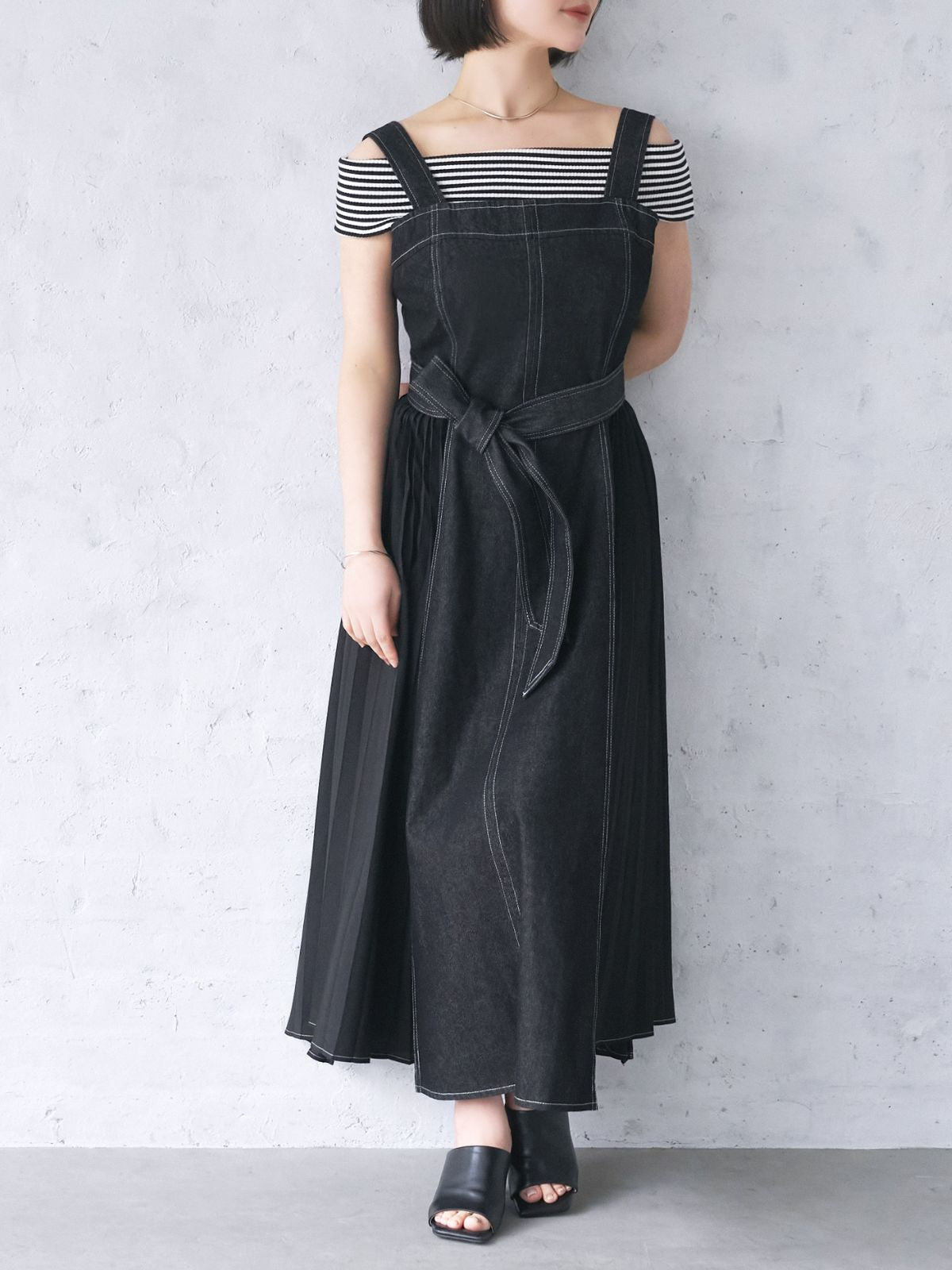 【販売休止】サイドプリーツデニムジャンパースカート：ブラック