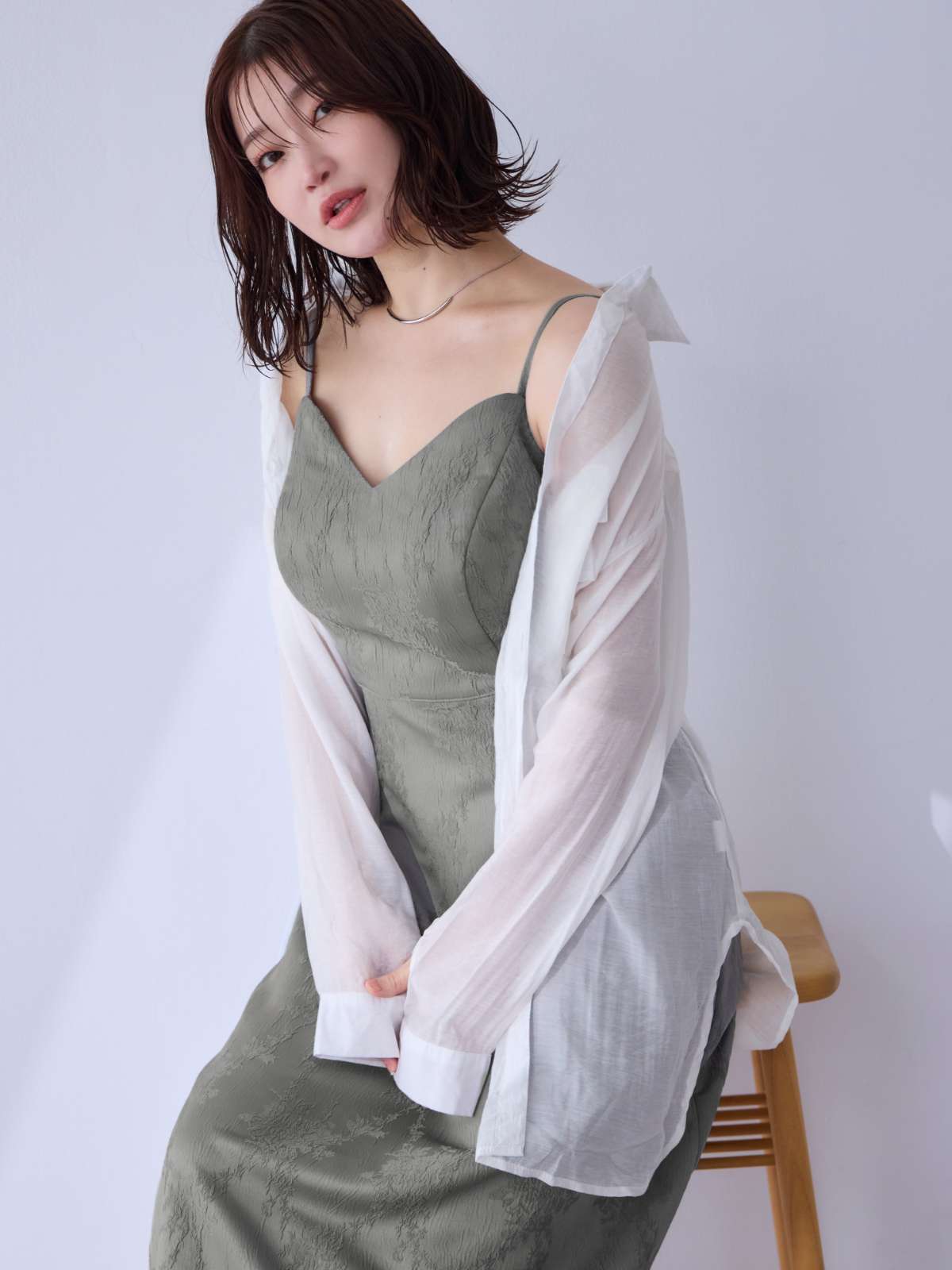 ショルダーリボン付きキャミワンピース：カーキグレー│胸が大きな女性  