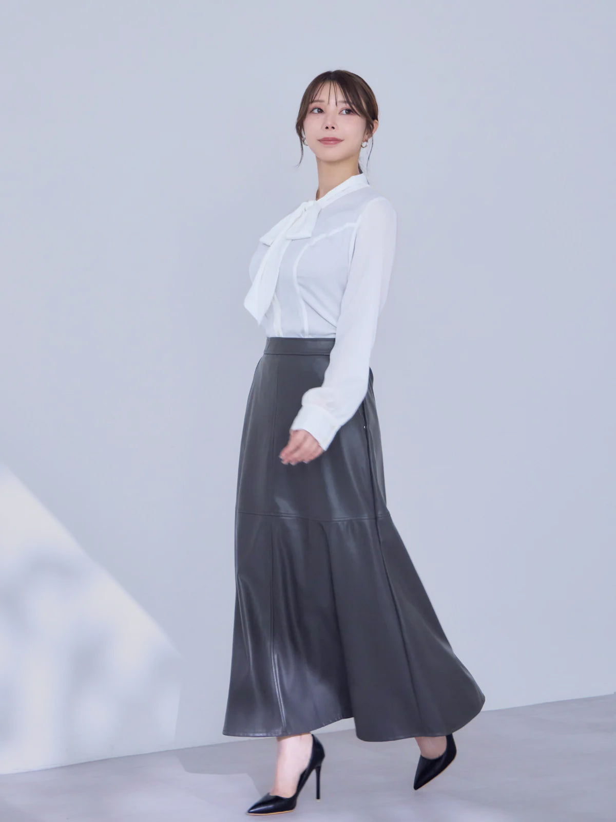 [10/23 22:00再販 期間限定 300円OFF]フェイクレザーセミフレアスカート：チャコールグレー