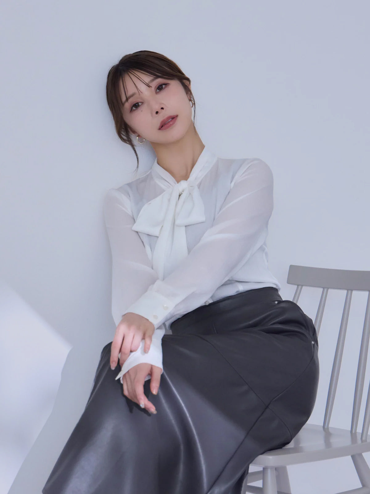 [10/23 22:00再販 期間限定 300円OFF]フェイクレザーセミフレアスカート：チャコールグレー