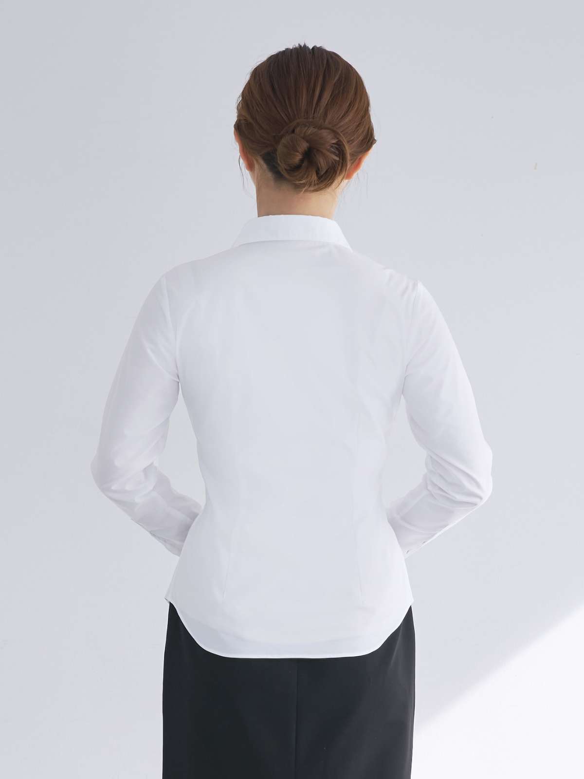プレミアムストレッチ ホワイトシャツ：スキッパー24SS - overE/オーバーイー |胸が大きな女性のためのアパレルブランド