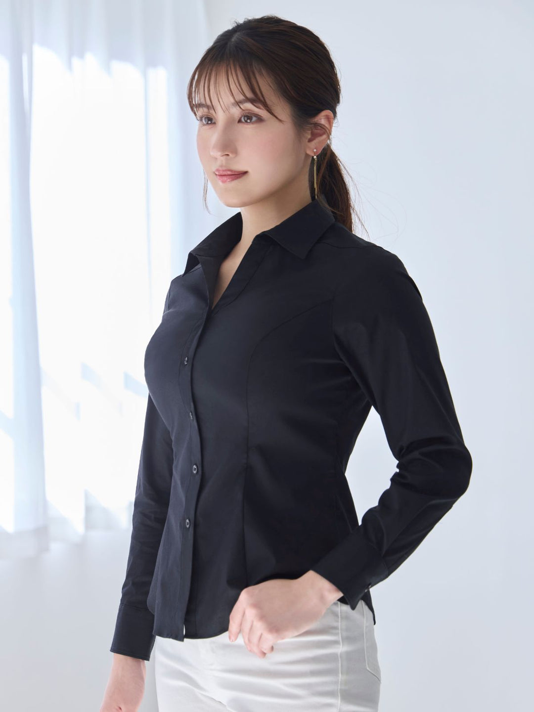 美胸・着痩せ叶うスキッパーシャツ：ブラックストレッチ [overE