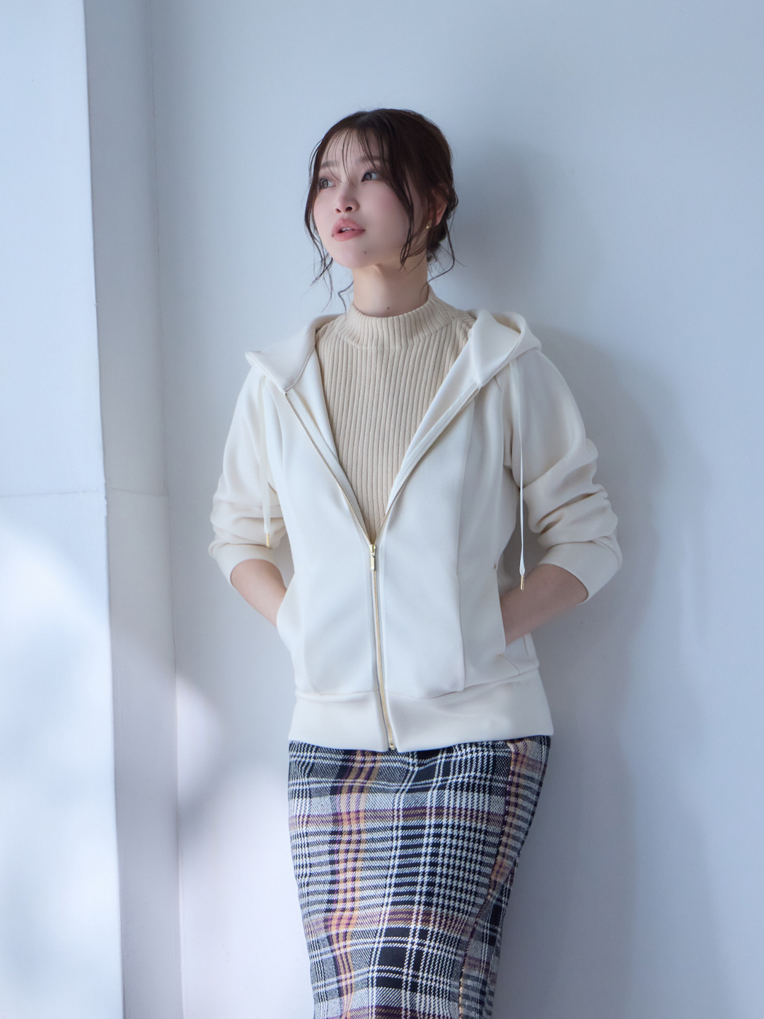 ソフトダンボールパーカー：ホワイト│胸が大きな女性のための