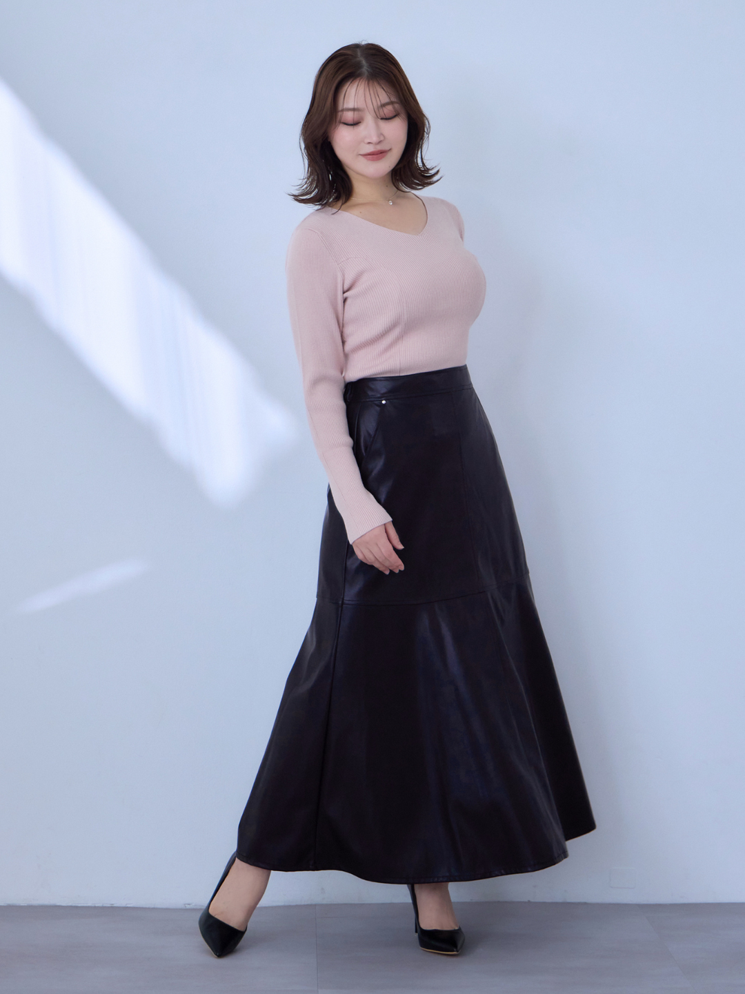 フェイクレザーセミフレアスカート：ブラック│胸が大きな女性の