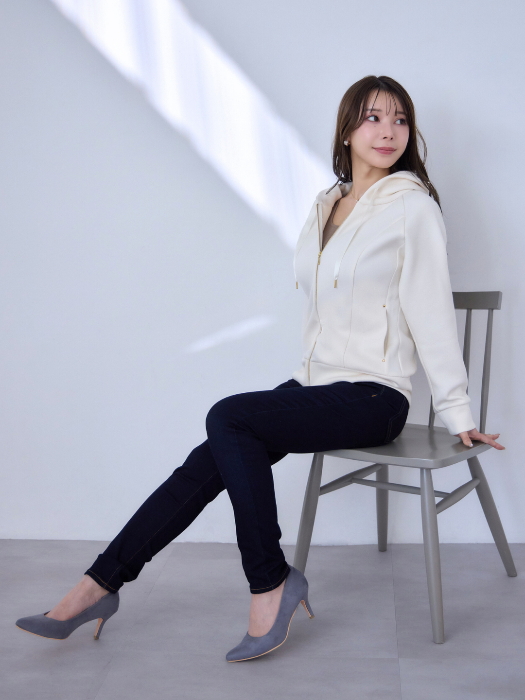 ソフトダンボールパーカー：ホワイト│胸が大きな女性のための