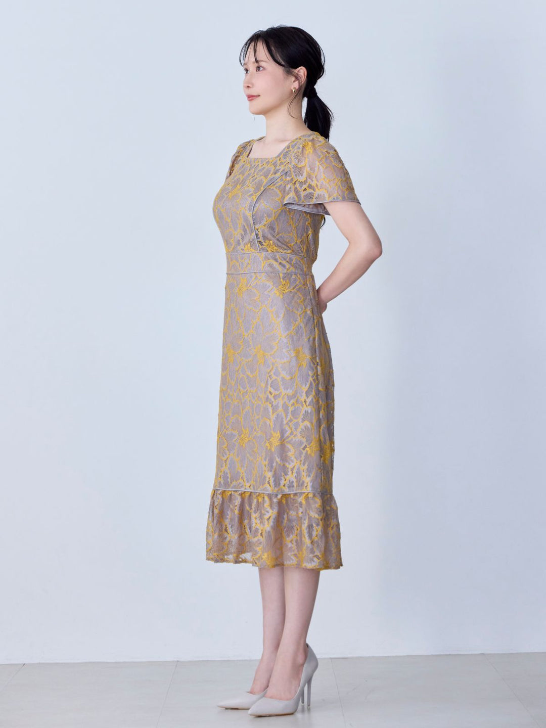 レースパイピングワンピース 25AW：イエロー│胸が大きな女性の