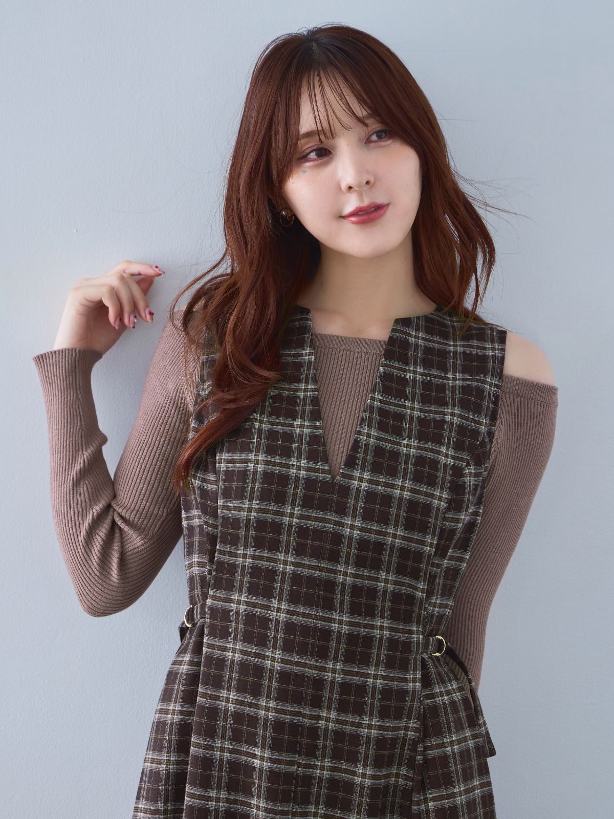 [9/25 22:00発売 期間限定 300円OFF]半透明ブラ紐付き オフショルパネルニット：モカ[102サイズ対応/入荷次第発送]