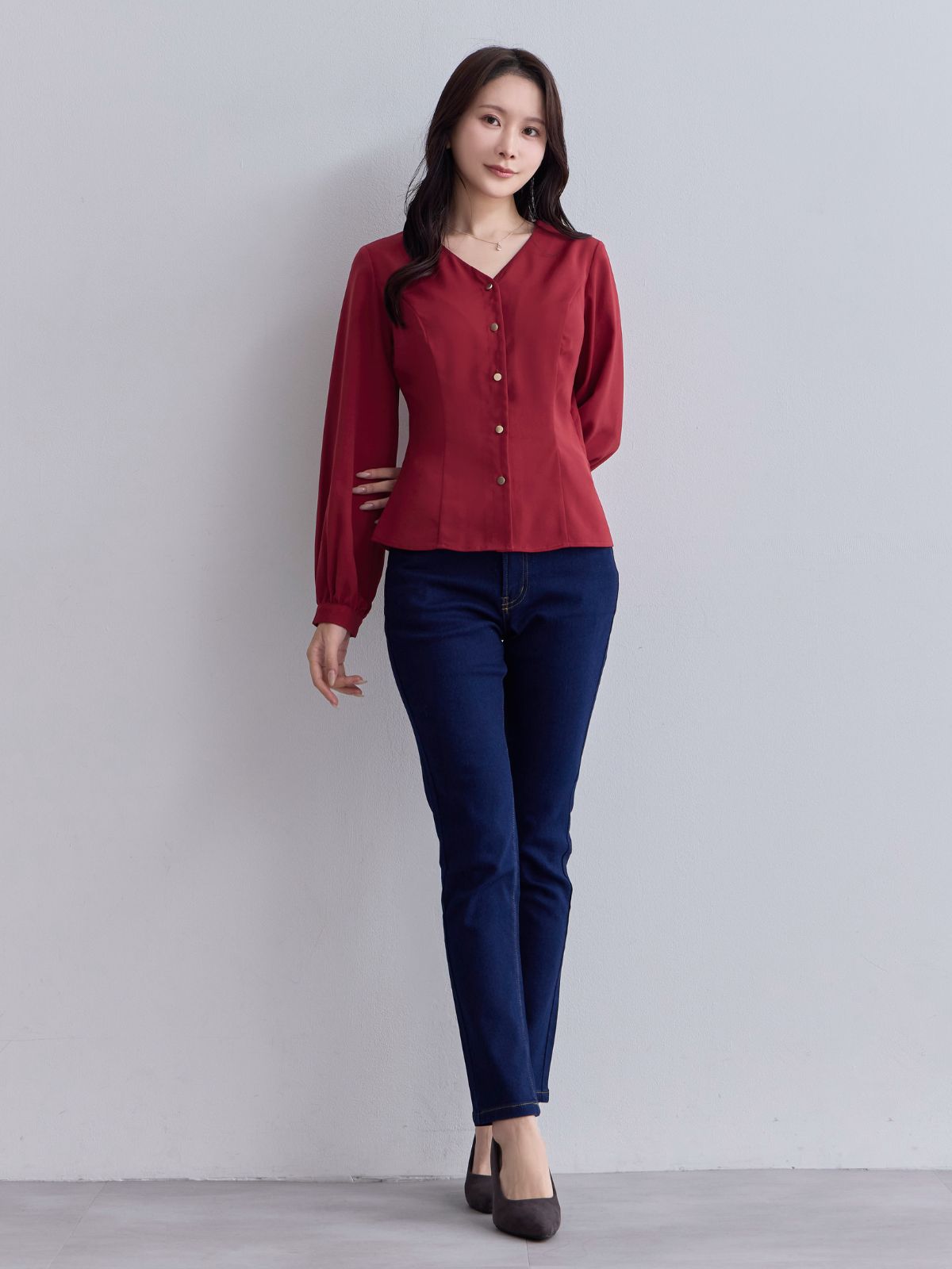 [10/23 22:00発売 期間限定 300円OFF] Vネック前開きブラウス 25AW：ルージュ[102サイズ対応/入荷次第発送]