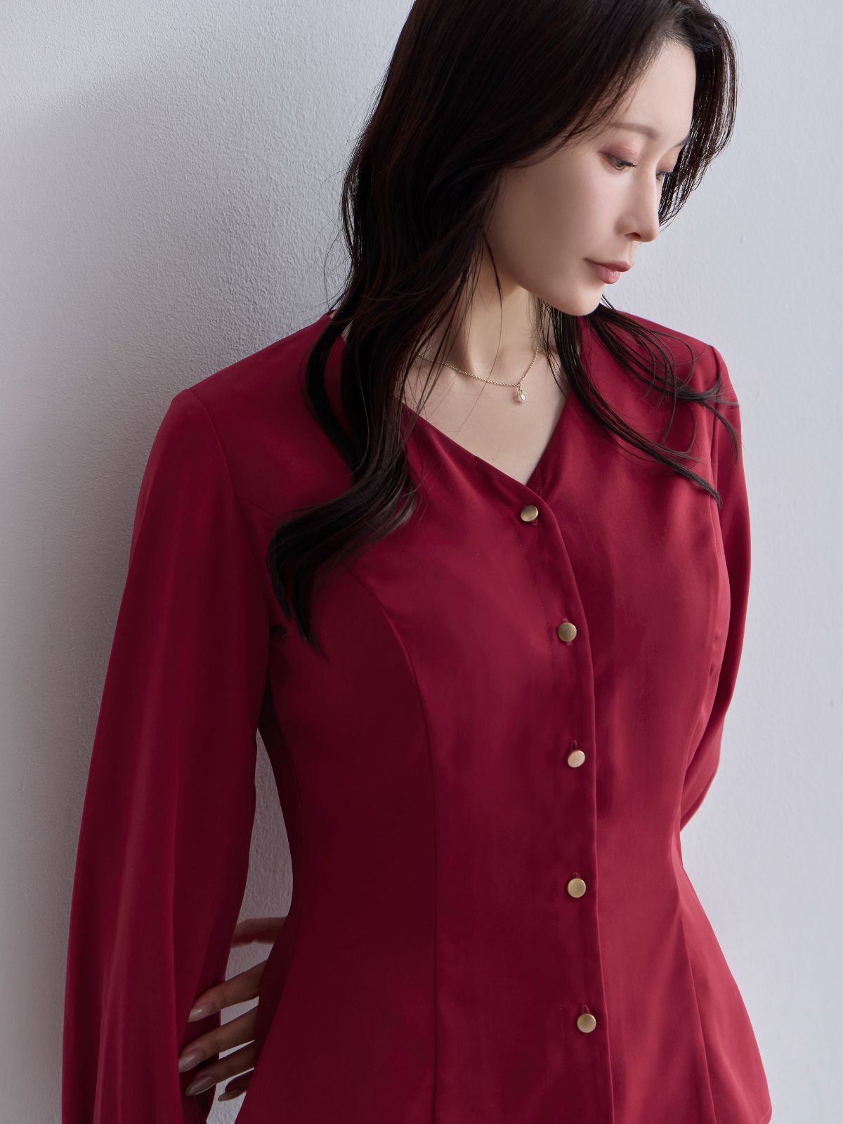 [10/23 22:00発売 期間限定 300円OFF] Vネック前開きブラウス 25AW：ルージュ[102サイズ対応/入荷次第発送]