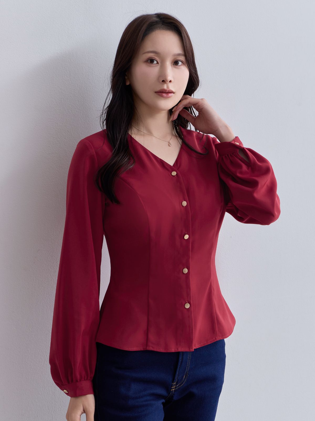[10/23 22:00発売 期間限定 300円OFF] Vネック前開きブラウス 25AW：ルージュ[102サイズ対応/入荷次第発送]