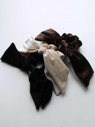 [2万円以上でプレゼント] ロゴチャーム付きベロアシュシュ