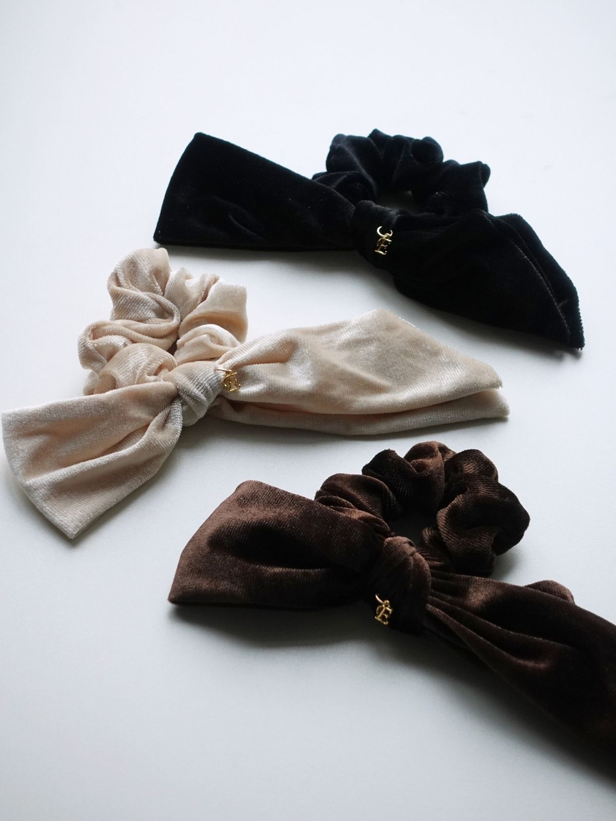 [2万円以上でプレゼント] ロゴチャーム付きベロアシュシュ