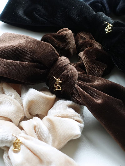 [2万円以上でプレゼント] ロゴチャーム付きベロアシュシュ