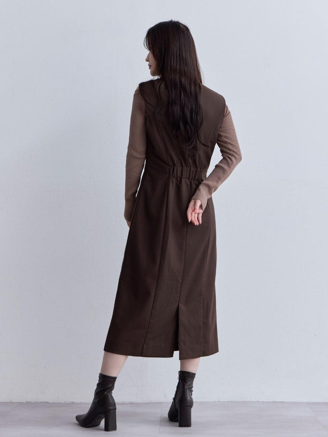 キーネックジャンパースカート：ダークブラウン│胸が大きな女性のため