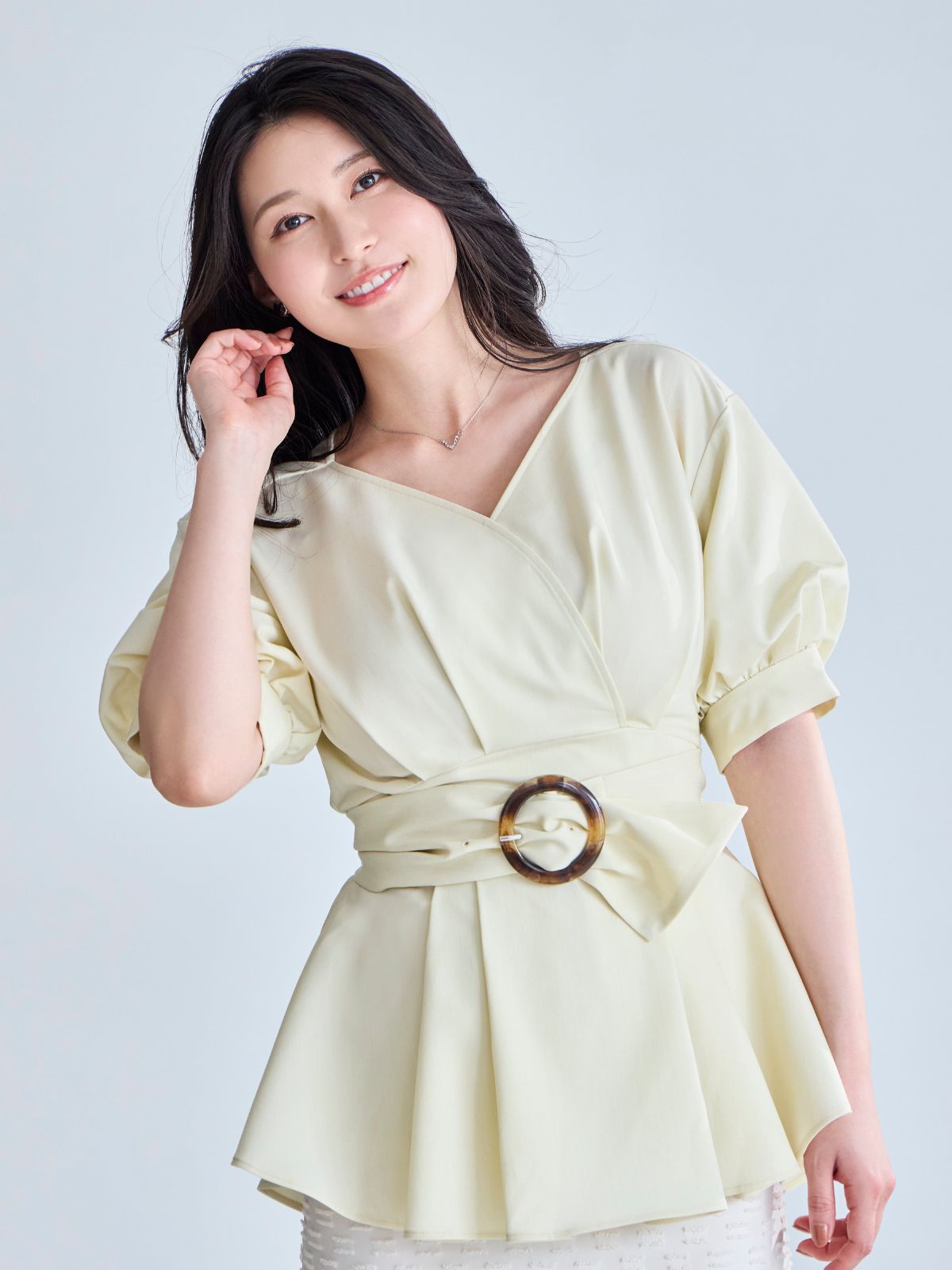 ウエストベルト付きカシュクールブラウス 26SS：ミルクイエロー│胸が 