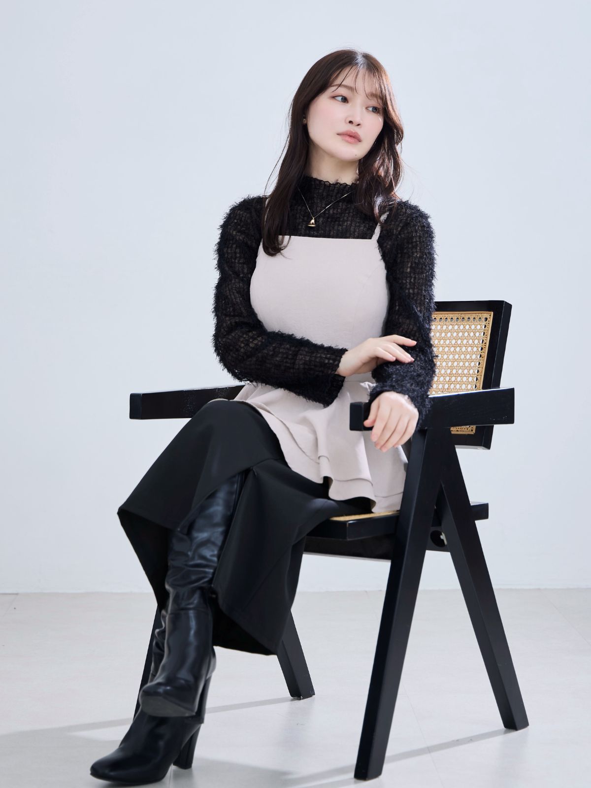 ひんやりストレッチジップスカート：ブラック│胸が大きな女性のための