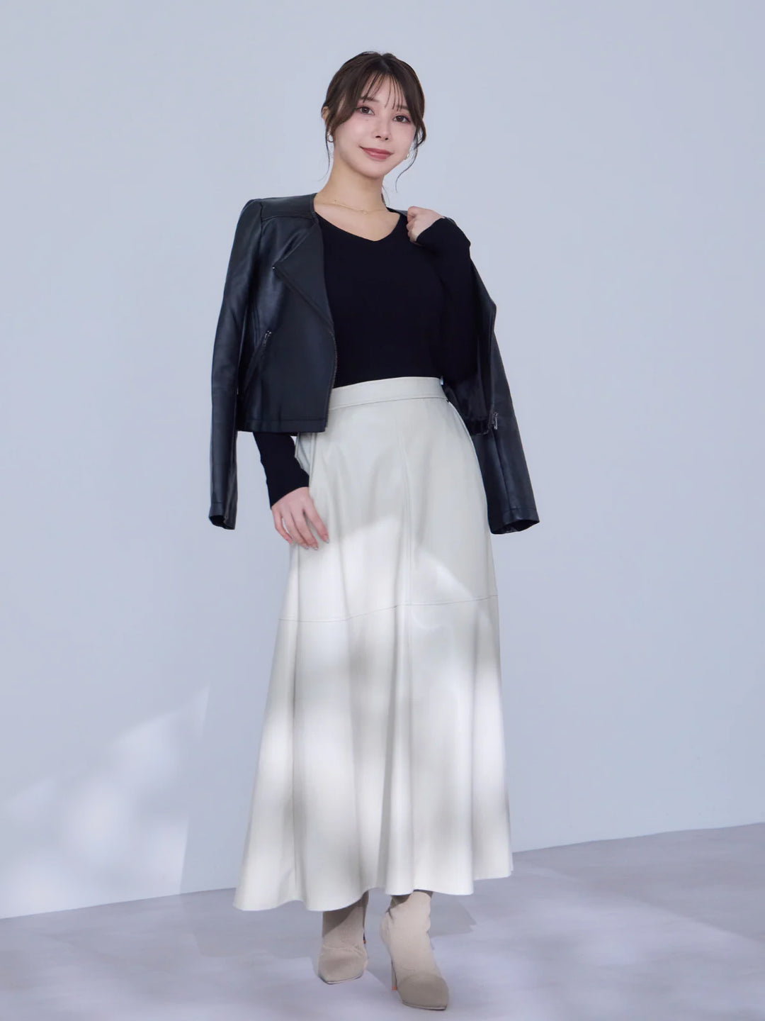 フェイクレザーセミフレアスカート：オフホワイト│胸が大きな女性の
