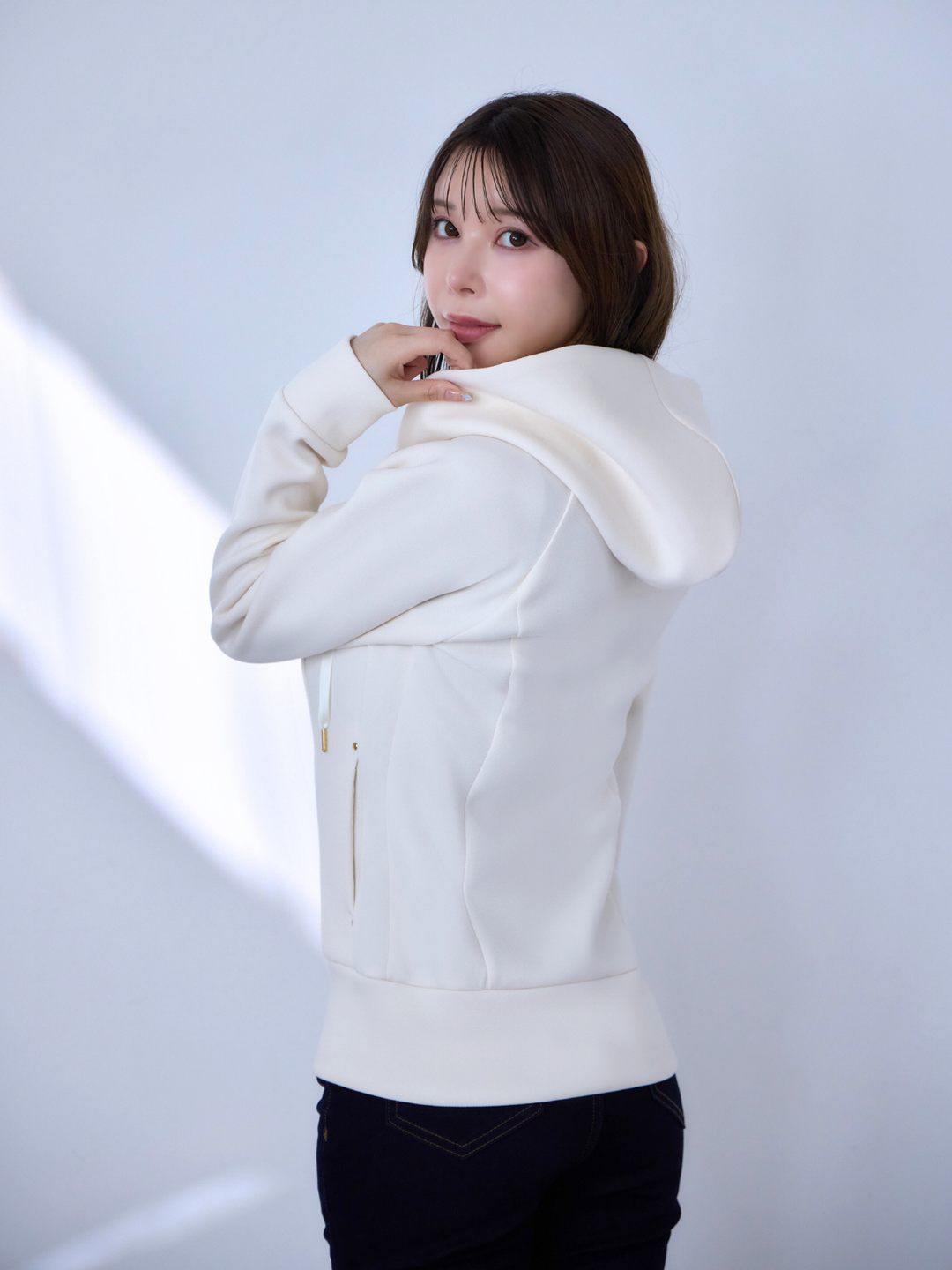 ソフトダンボールパーカー：ホワイト│胸が大きな女性のための