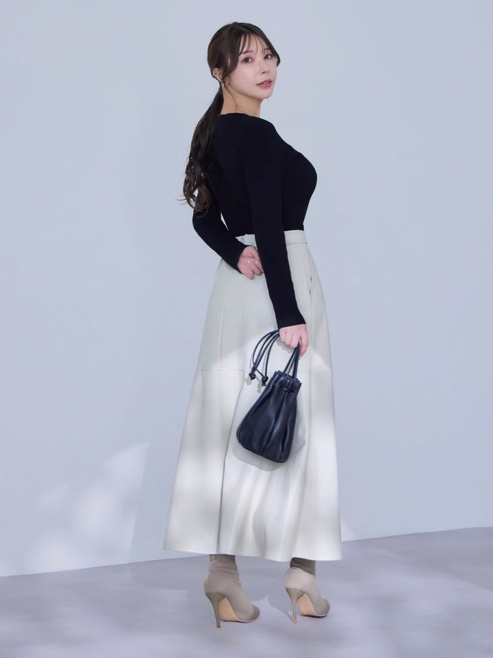 フェイクレザーセミフレアスカート：オフホワイト│胸が大きな女性の