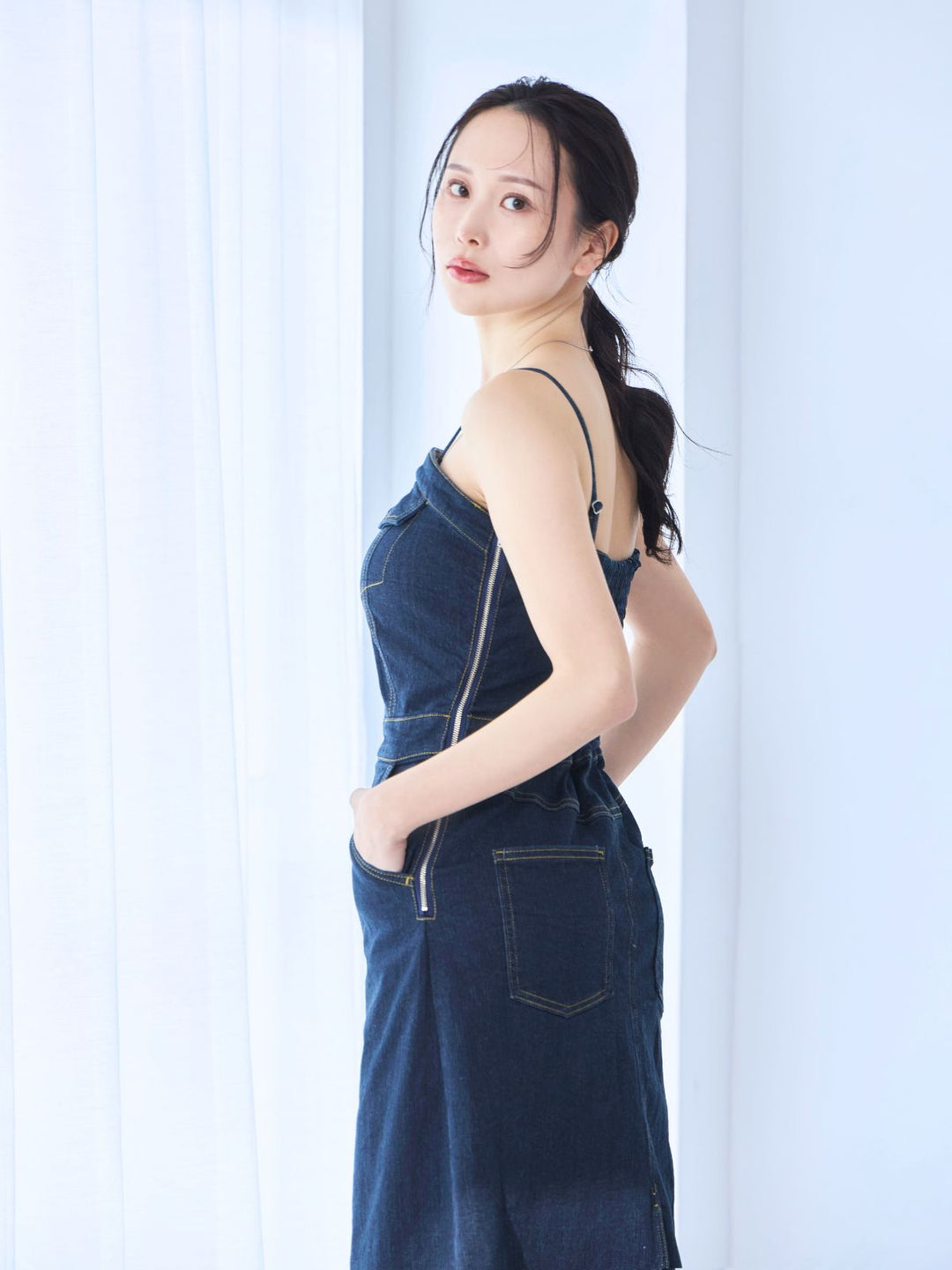 overE(オーバーイー)肩紐外せるストレッチデニムワンピース 肩紐外せるストレッチデニムワンピース：ライトブルー│胸が