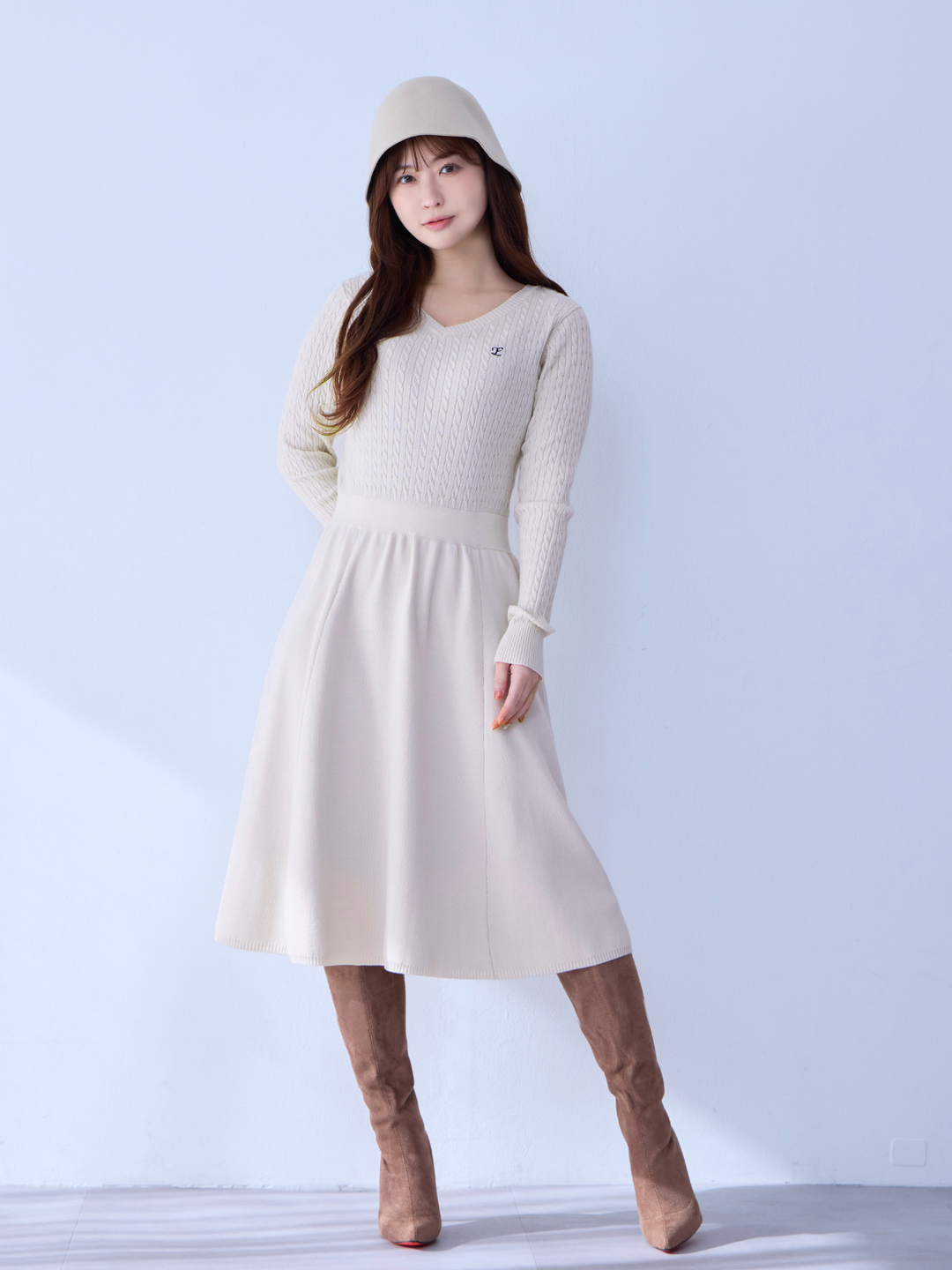overE’s HOLIDAY Aラインケーブルニットワンピース overE's HOLIDAY Aラインケーブルニットワンピース：オフ