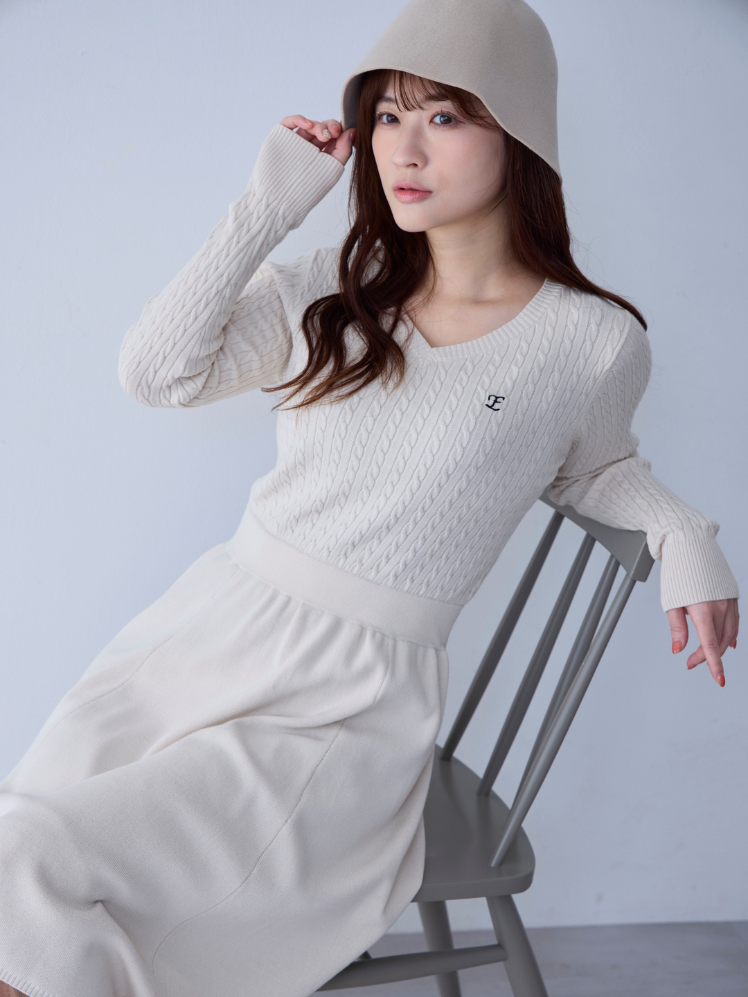 overE's HOLIDAY Aラインケーブルニットワンピース：オフホワイト│胸