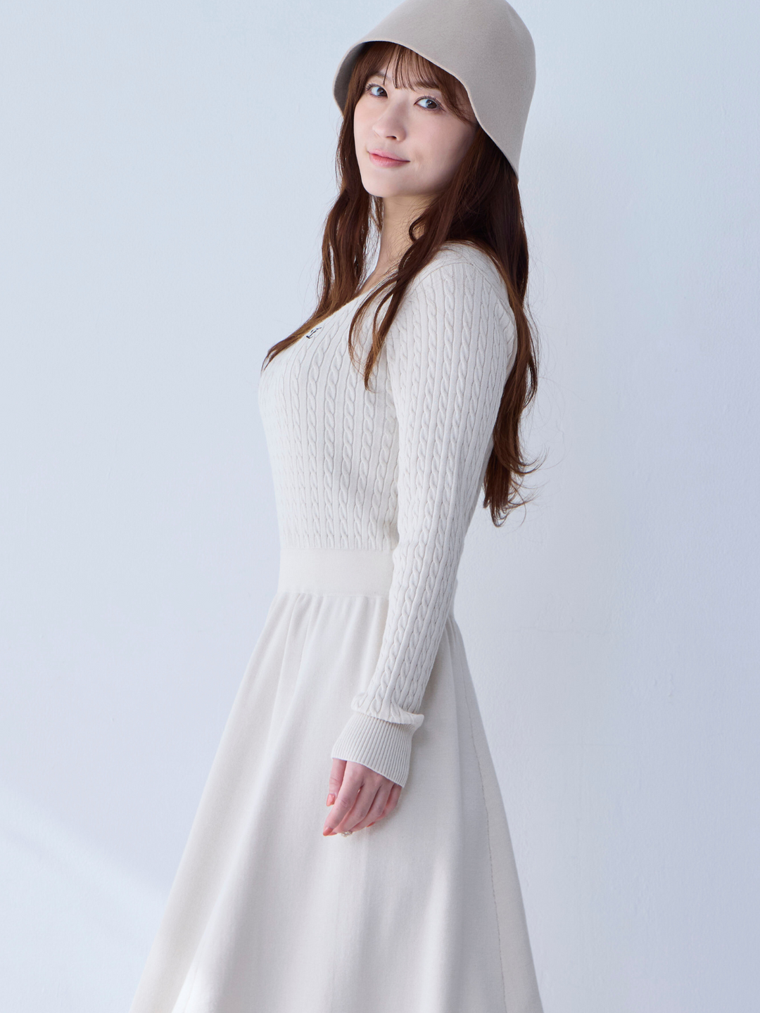 overE's HOLIDAY Aラインケーブルニットワンピース:オフ overE's HOLIDAY Aラインケーブルニットワンピース:オフ