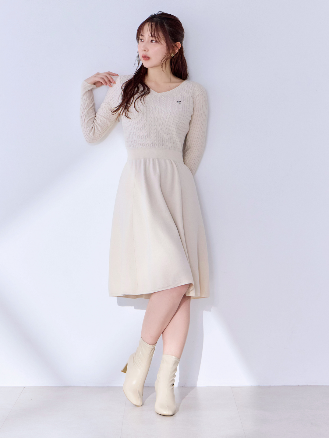 overE's HOLIDAY Aラインケーブルニットワンピース:オフホワイト│胸 overE's HOLIDAY Aラインケーブルニットワンピース:オフホワイト│胸