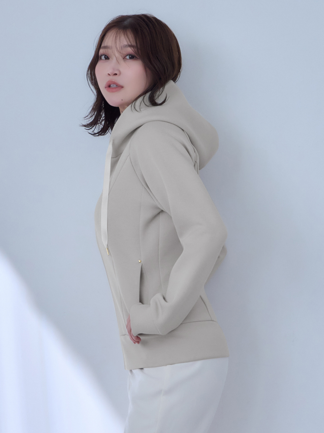 overE オーバーイー　ソフトダンボールパーカー U65 ホワイト ソフトダンボールパーカー：ホワイト│胸が大きな女性のための