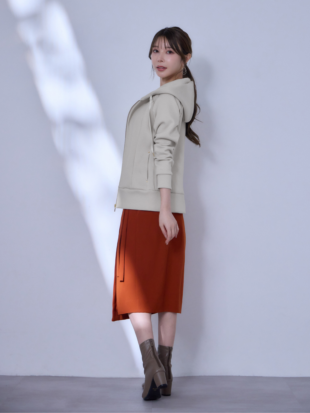 ソフトダンボールパーカー：エクリュ│胸が大きな女性のための