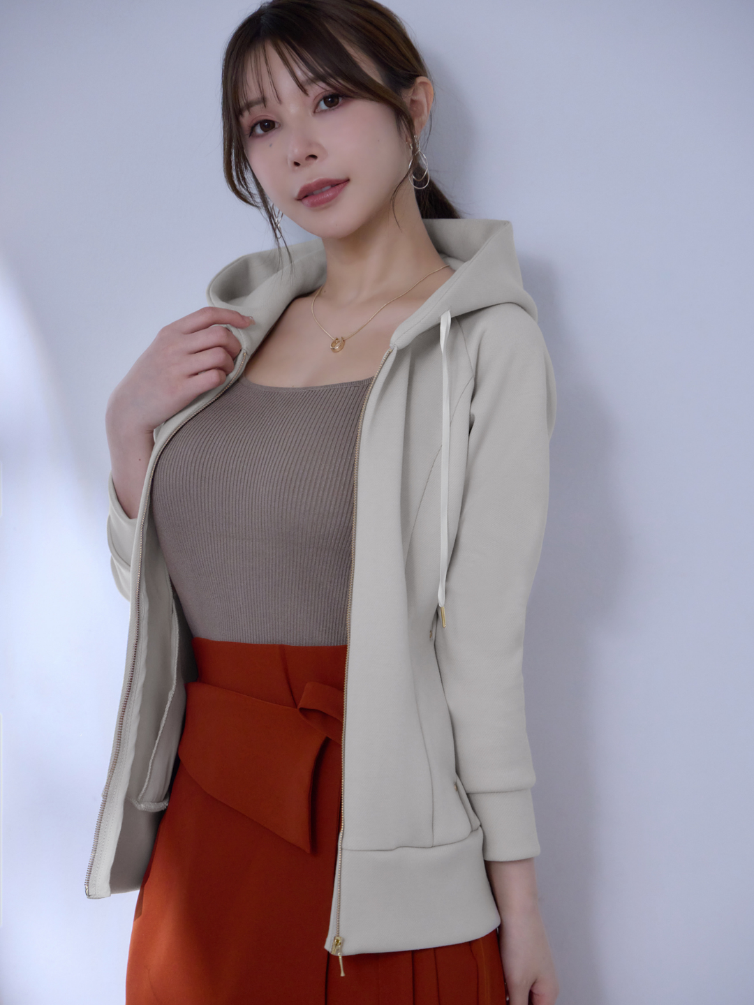 ソフトダンボールパーカー：エクリュ│胸が大きな女性のための