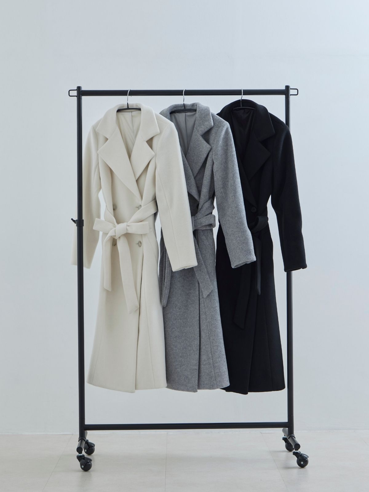 理想のチェスターコート 25AW：オフホワイト│胸が大きな女性のための