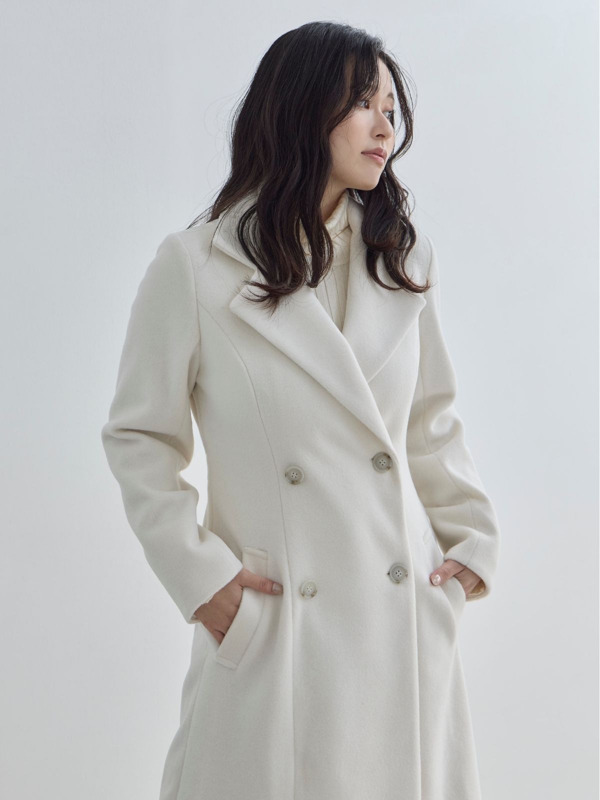 理想のチェスターコート 25AW：オフホワイト│胸が大きな女性のための