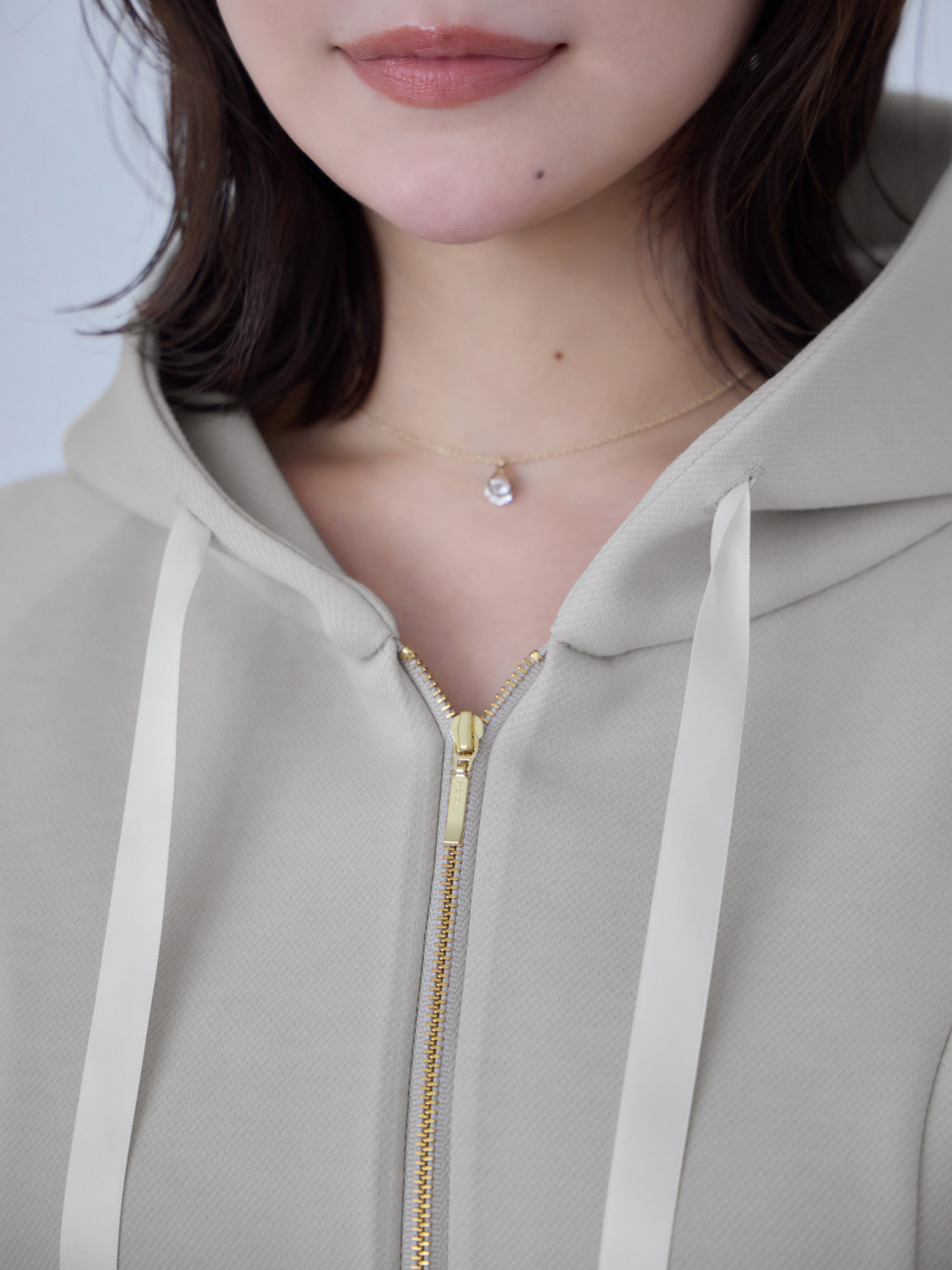 ソフトダンボールパーカー：ホワイト│胸が大きな女性のための