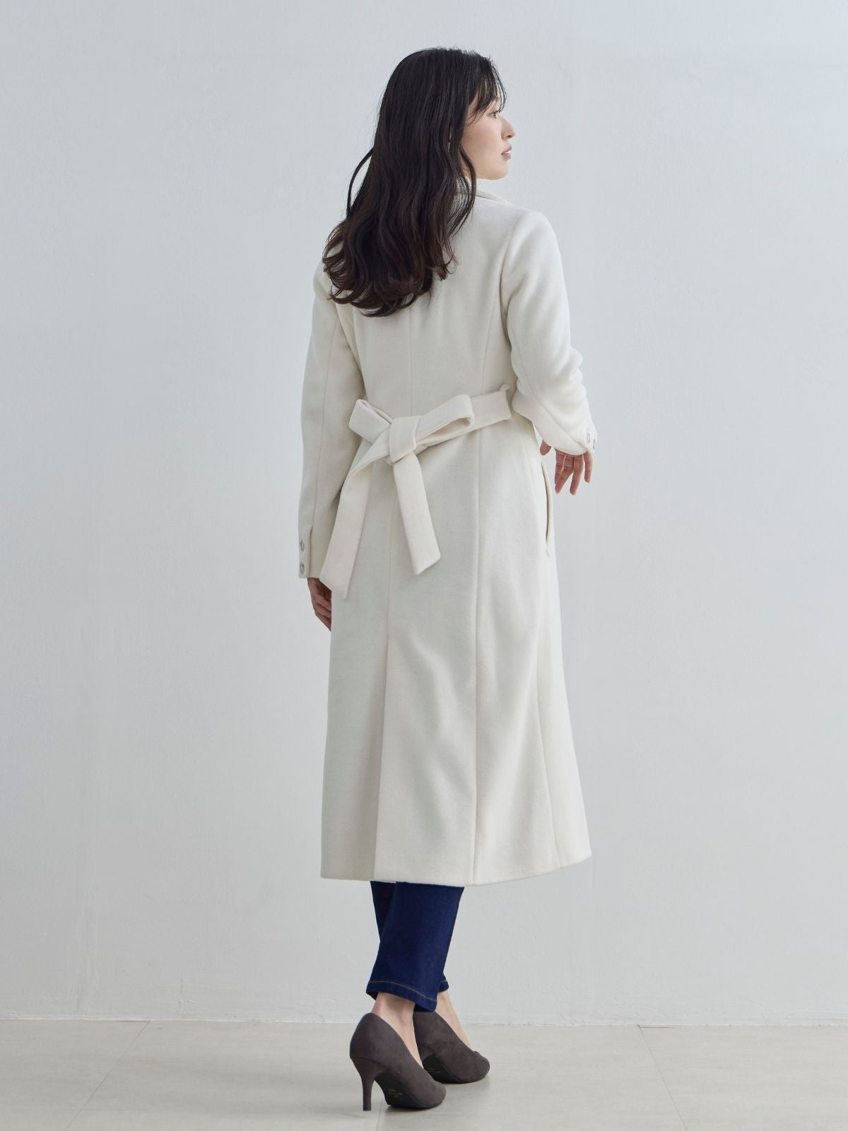 理想のチェスターコート 25AW：オフホワイト│胸が大きな女性のための